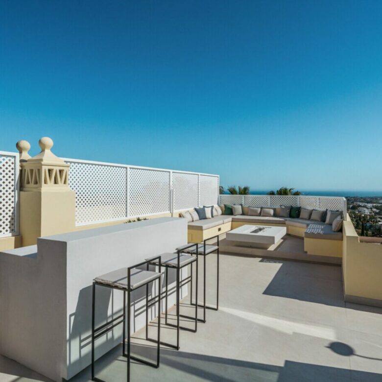FOR SALE 🏡 Fully Renovated Townhouse with Rooftop Terrace – La Quinta Golf, Benahavís