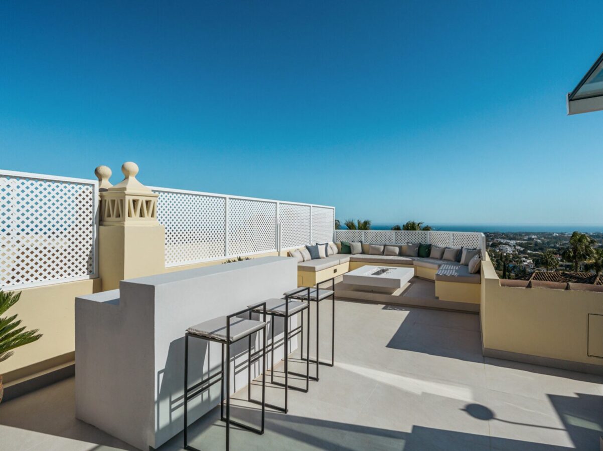 FOR SALE 🏡 Fully Renovated Townhouse with Rooftop Terrace – La Quinta Golf, Benahavís