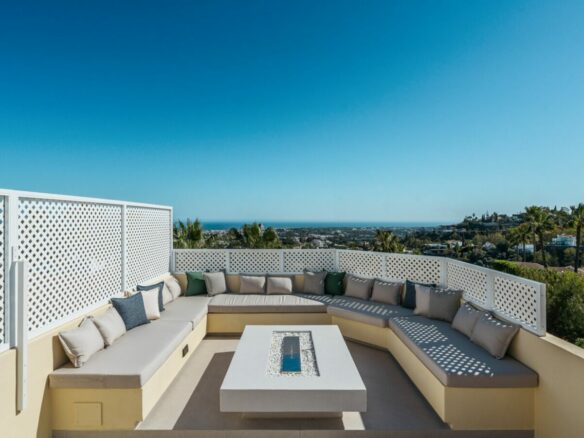 FOR SALE 🏡 Fully Renovated Townhouse with Rooftop Terrace – La Quinta Golf, Benahavís
