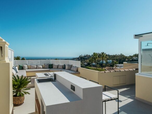 FOR SALE 🏡 Fully Renovated Townhouse with Rooftop Terrace – La Quinta Golf, Benahavís