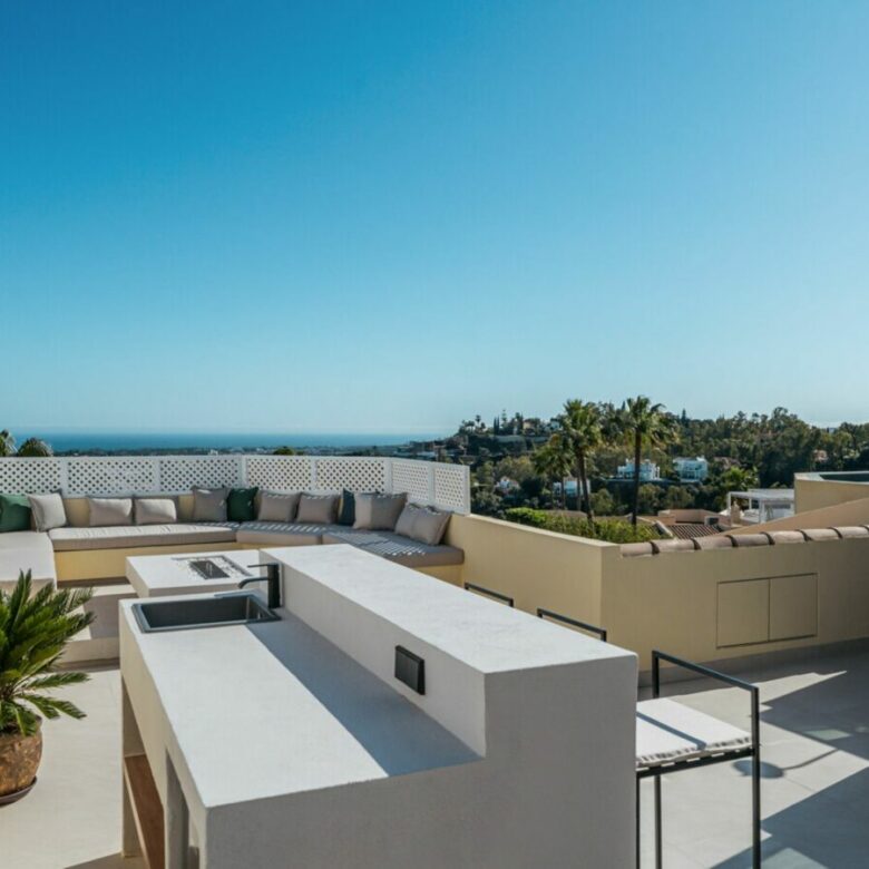 FOR SALE 🏡 Fully Renovated Townhouse with Rooftop Terrace – La Quinta Golf, Benahavís