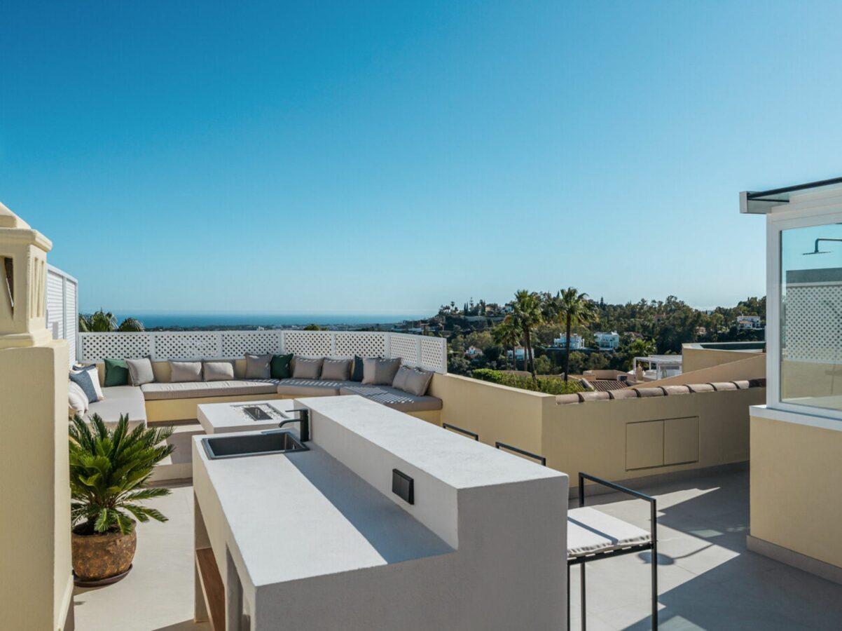 FOR SALE 🏡 Fully Renovated Townhouse with Rooftop Terrace – La Quinta Golf, Benahavís