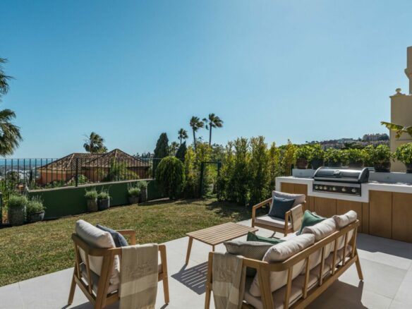 FOR SALE 🏡 Fully Renovated Townhouse with Rooftop Terrace – La Quinta Golf, Benahavís