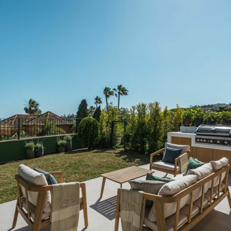 FOR SALE 🏡 Fully Renovated Townhouse with Rooftop Terrace – La Quinta Golf, Benahavís