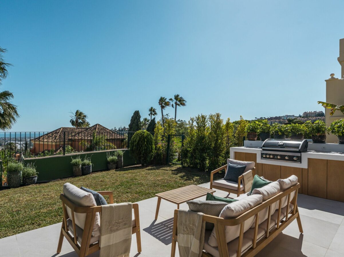 FOR SALE 🏡 Fully Renovated Townhouse with Rooftop Terrace – La Quinta Golf, Benahavís