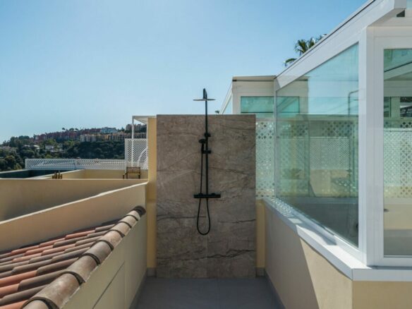 FOR SALE 🏡 Fully Renovated Townhouse with Rooftop Terrace – La Quinta Golf, Benahavís