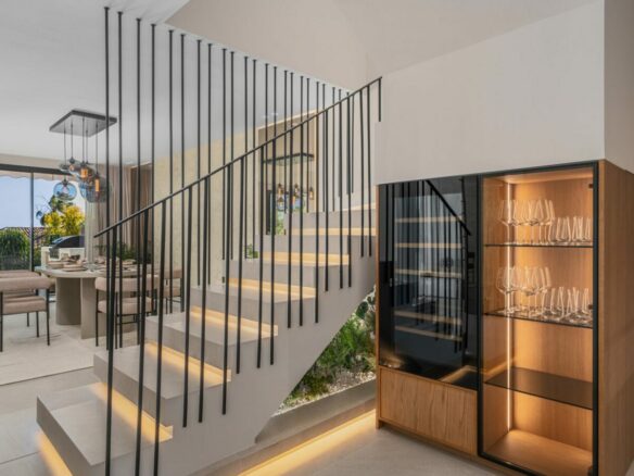 FOR SALE 🏡 Fully Renovated Townhouse with Rooftop Terrace – La Quinta Golf, Benahavís