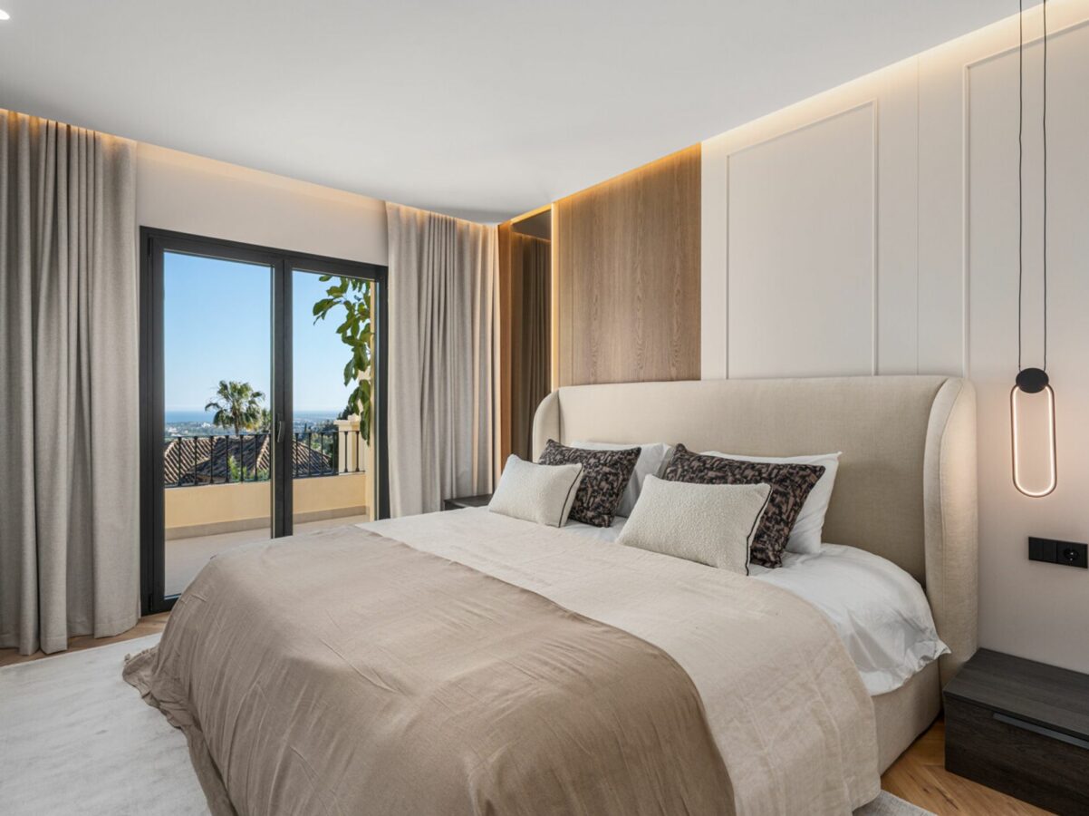 FOR SALE 🏡 Fully Renovated Townhouse with Rooftop Terrace – La Quinta Golf, Benahavís