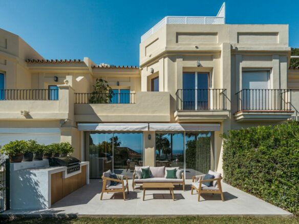 FOR SALE 🏡 Fully Renovated Townhouse with Rooftop Terrace – La Quinta Golf, Benahavís