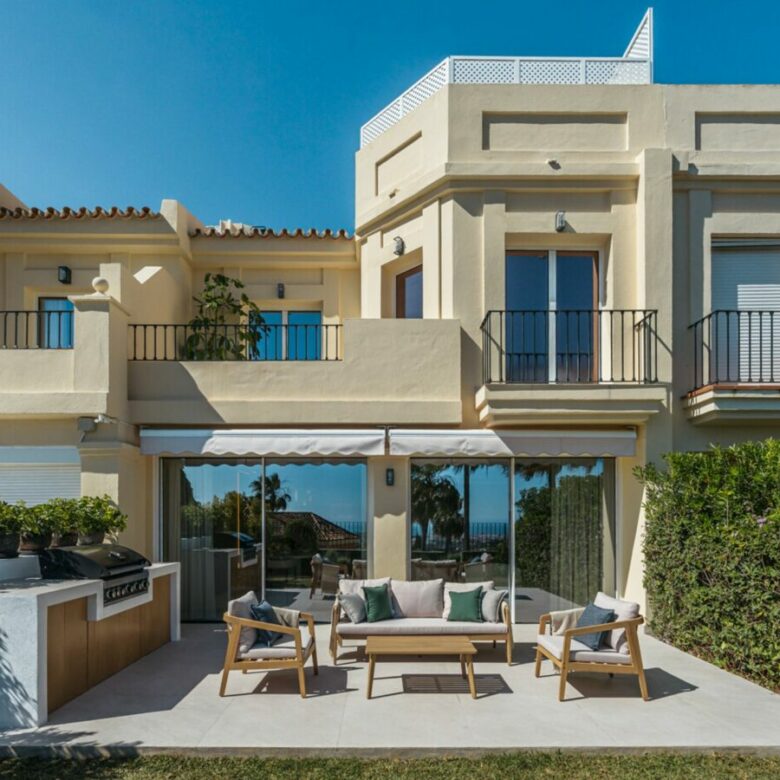 FOR SALE 🏡 Fully Renovated Townhouse with Rooftop Terrace – La Quinta Golf, Benahavís