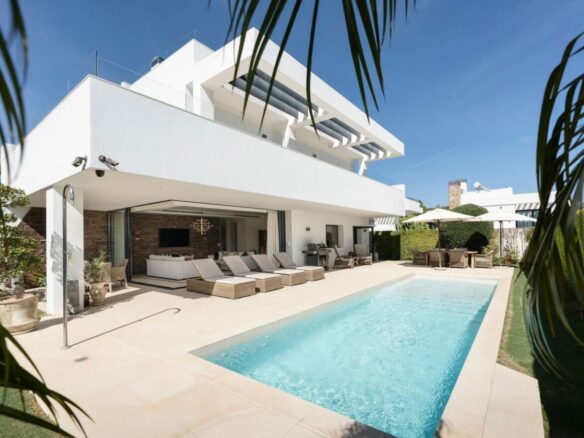 FOR SALE 🌟🏡 Modern Villa with Heated Pool near the Beach 🇪🇸 Linda Vista Baja, San Pedro de Alcántara 🇪🇸