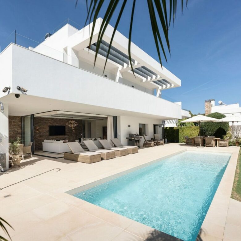 FOR SALE 🌟🏡 Modern Villa with Heated Pool near the Beach 🇪🇸 Linda Vista Baja, San Pedro de Alcántara 🇪🇸