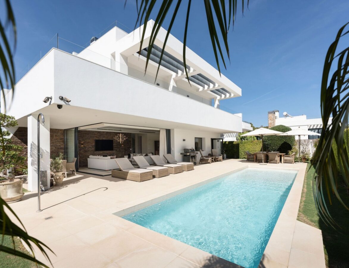 FOR SALE 🌟🏡 Modern Villa with Heated Pool near the Beach 🇪🇸 Linda Vista Baja, San Pedro de Alcántara 🇪🇸