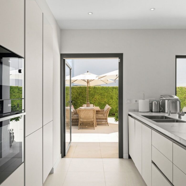 FOR SALE 🌟🏡 Modern Villa with Heated Pool near the Beach 🇪🇸 Linda Vista Baja, San Pedro de Alcántara 🇪🇸