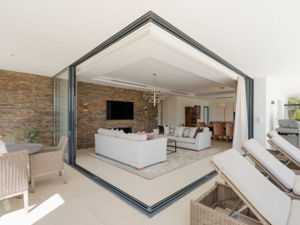 FOR SALE 🌟🏡 Modern Villa with Heated Pool near the Beach 🇪🇸 Linda Vista Baja, San Pedro de Alcántara 🇪🇸