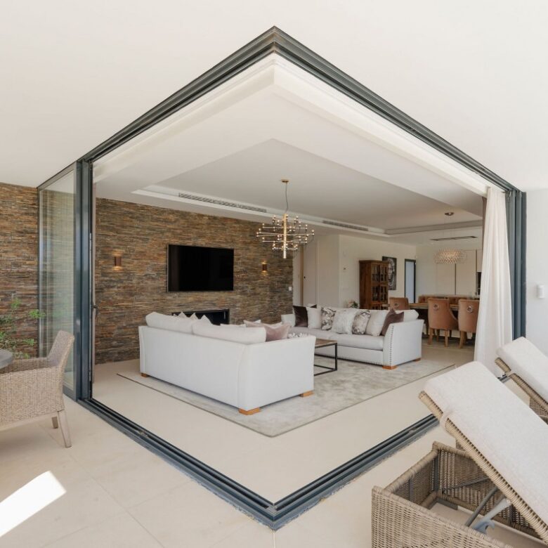FOR SALE 🌟🏡 Modern Villa with Heated Pool near the Beach 🇪🇸 Linda Vista Baja, San Pedro de Alcántara 🇪🇸