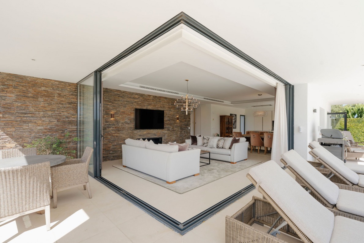 FOR SALE 🌟🏡 Modern Villa with Heated Pool near the Beach 🇪🇸 Linda Vista Baja, San Pedro de Alcántara 🇪🇸