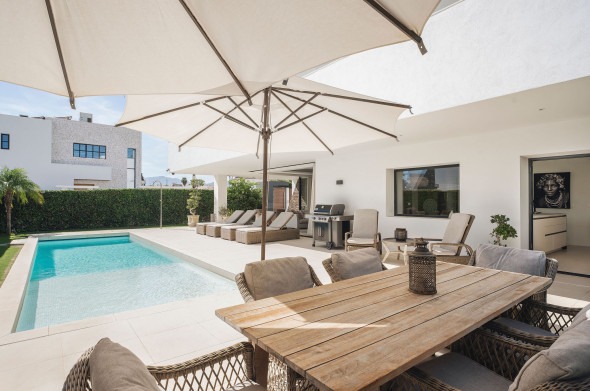 FOR SALE 🌟🏡 Modern Villa with Heated Pool near the Beach 🇪🇸 Linda Vista Baja, San Pedro de Alcántara 🇪🇸