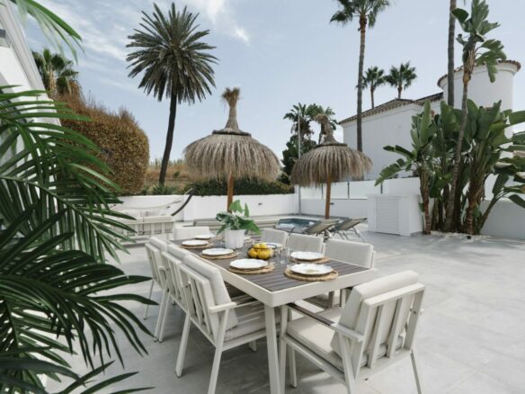 FOR SALE 🏡 Renovated Villa with Heated Pool, Walking Distance to Puerto Banús – Nueva Andalucía, Marbella 🇪🇸