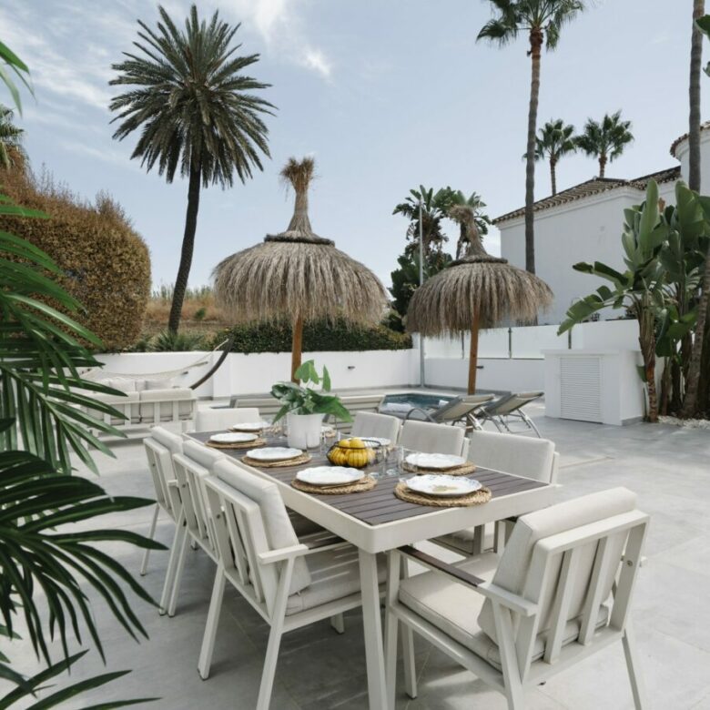 FOR SALE 🏡 Renovated Villa with Heated Pool, Walking Distance to Puerto Banús – Nueva Andalucía, Marbella 🇪🇸