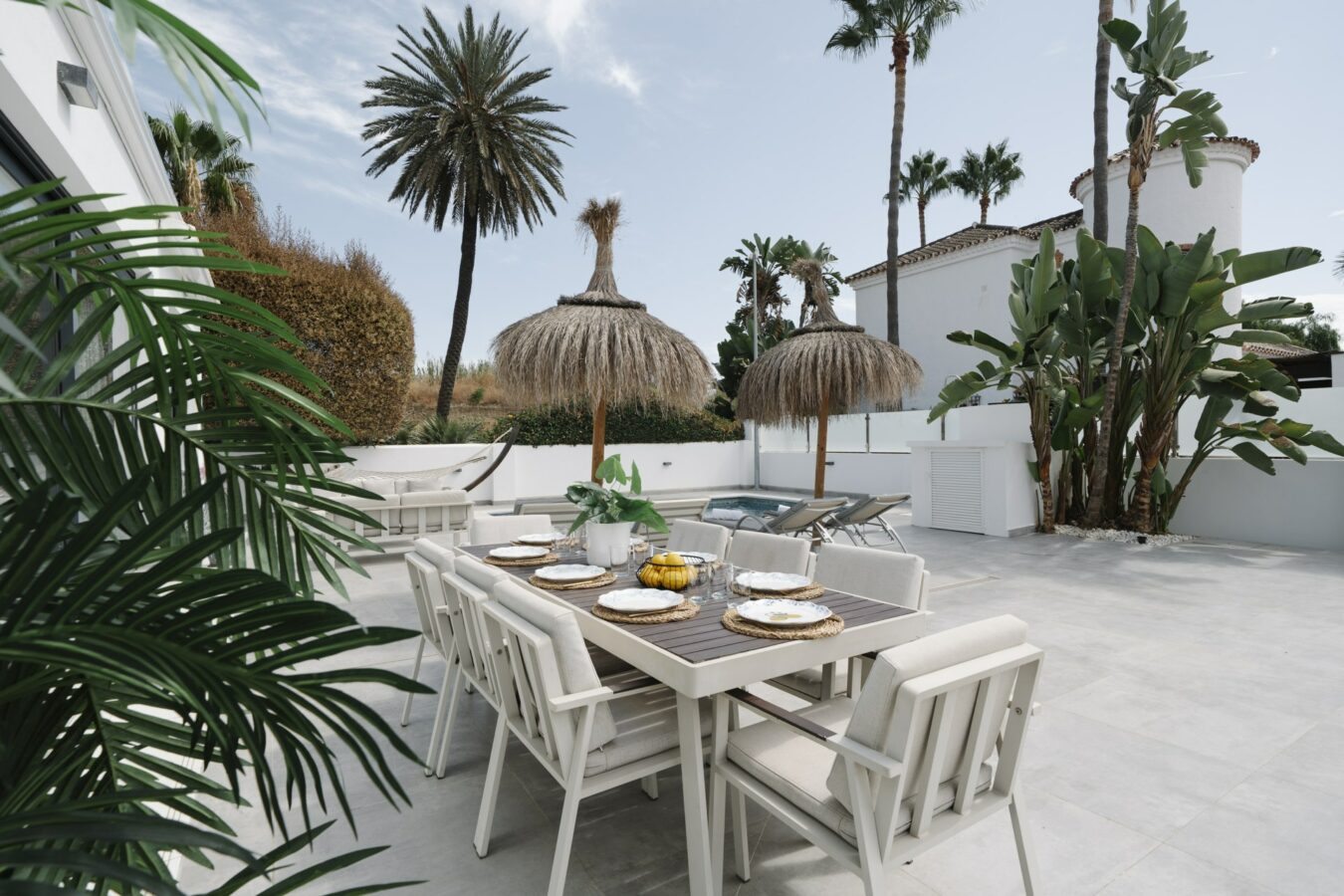 FOR SALE 🏡 Renovated Villa with Heated Pool, Walking Distance to Puerto Banús – Nueva Andalucía, Marbella 🇪🇸
