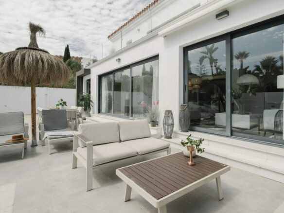 FOR SALE 🏡 Renovated Villa with Heated Pool, Walking Distance to Puerto Banús – Nueva Andalucía, Marbella 🇪🇸