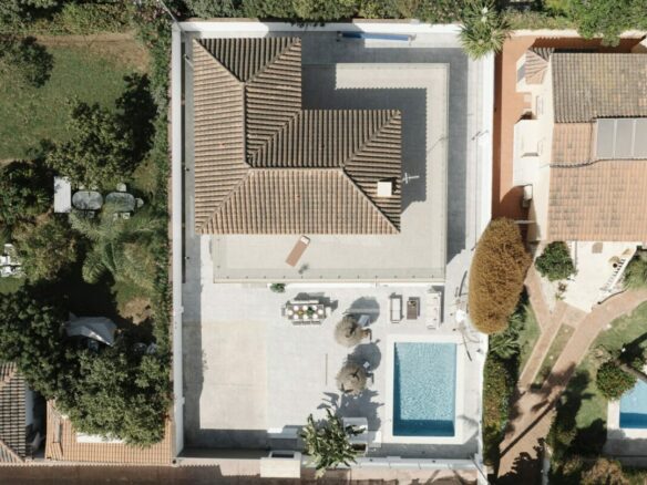 FOR SALE 🏡 Renovated Villa with Heated Pool, Walking Distance to Puerto Banús – Nueva Andalucía, Marbella 🇪🇸