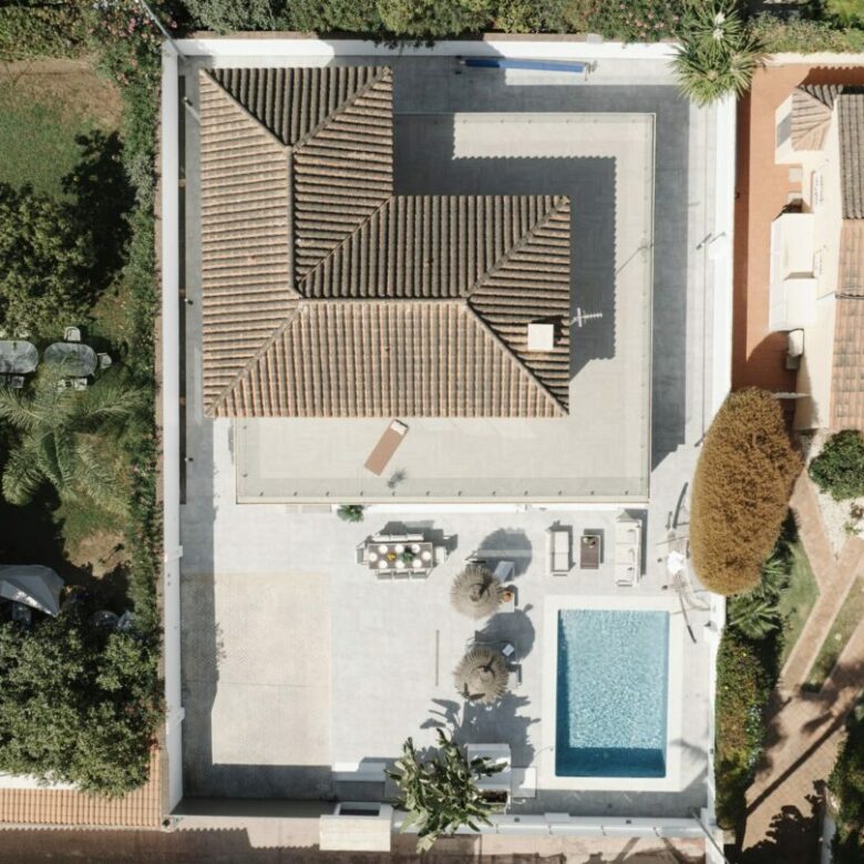 FOR SALE 🏡 Renovated Villa with Heated Pool, Walking Distance to Puerto Banús – Nueva Andalucía, Marbella 🇪🇸