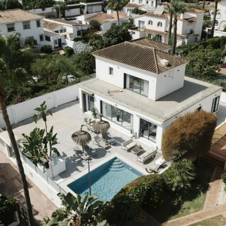 FOR SALE 🏡 Renovated Villa with Heated Pool, Walking Distance to Puerto Banús – Nueva Andalucía, Marbella 🇪🇸