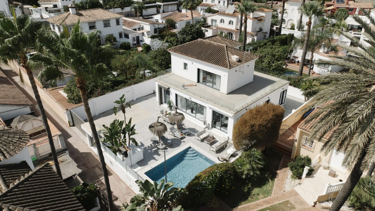 FOR SALE 🏡 Renovated Villa with Heated Pool, Walking Distance to Puerto Banús – Nueva Andalucía, Marbella 🇪🇸