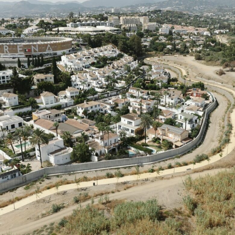 FOR SALE 🏡 Renovated Villa with Heated Pool, Walking Distance to Puerto Banús – Nueva Andalucía, Marbella 🇪🇸