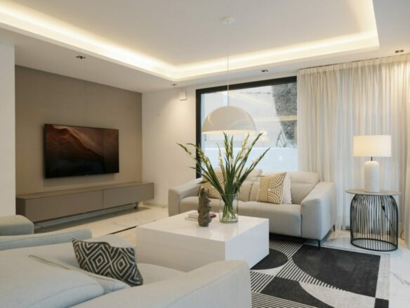 FOR SALE 🏡 Renovated Villa with Heated Pool, Walking Distance to Puerto Banús – Nueva Andalucía, Marbella 🇪🇸