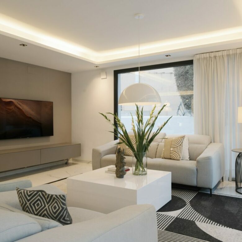 FOR SALE 🏡 Renovated Villa with Heated Pool, Walking Distance to Puerto Banús – Nueva Andalucía, Marbella 🇪🇸