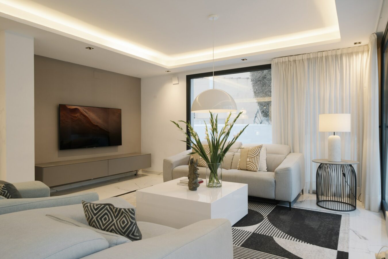 FOR SALE 🏡 Renovated Villa with Heated Pool, Walking Distance to Puerto Banús – Nueva Andalucía, Marbella 🇪🇸