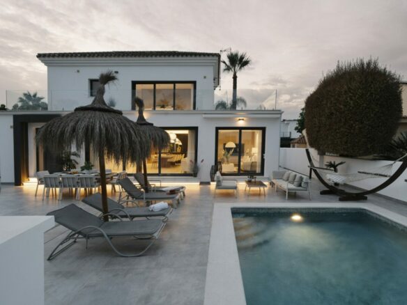 FOR SALE 🏡 Renovated Villa with Heated Pool, Walking Distance to Puerto Banús – Nueva Andalucía, Marbella 🇪🇸