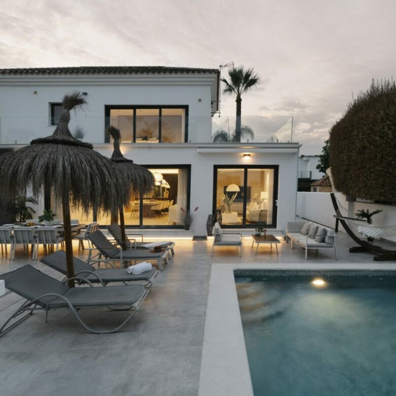 FOR SALE 🏡 Renovated Villa with Heated Pool, Walking Distance to Puerto Banús – Nueva Andalucía, Marbella 🇪🇸