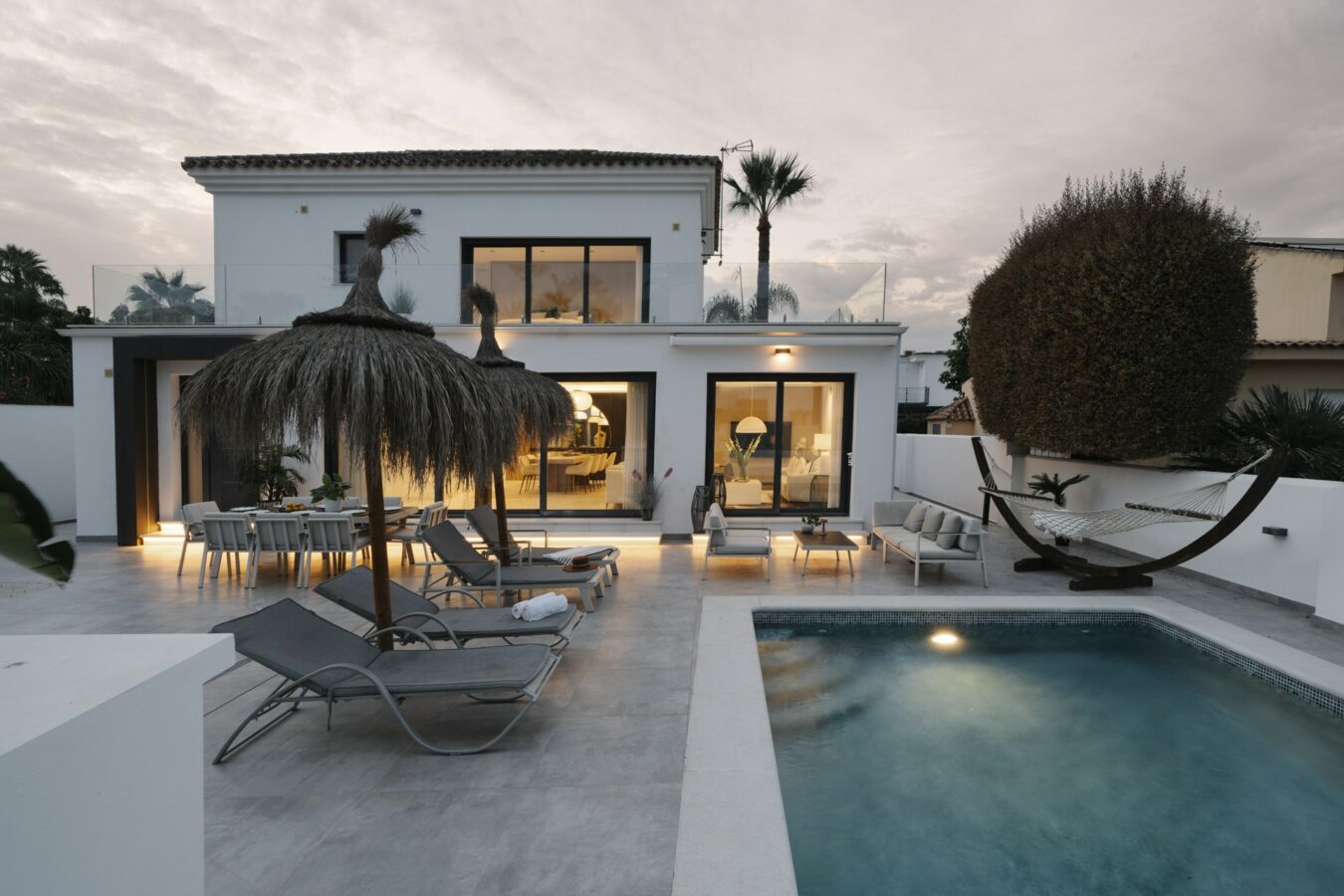 FOR SALE 🏡 Renovated Villa with Heated Pool, Walking Distance to Puerto Banús – Nueva Andalucía, Marbella 🇪🇸