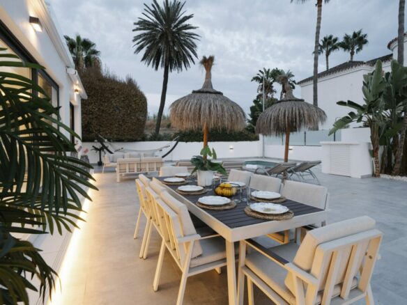 FOR SALE 🏡 Renovated Villa with Heated Pool, Walking Distance to Puerto Banús – Nueva Andalucía, Marbella 🇪🇸