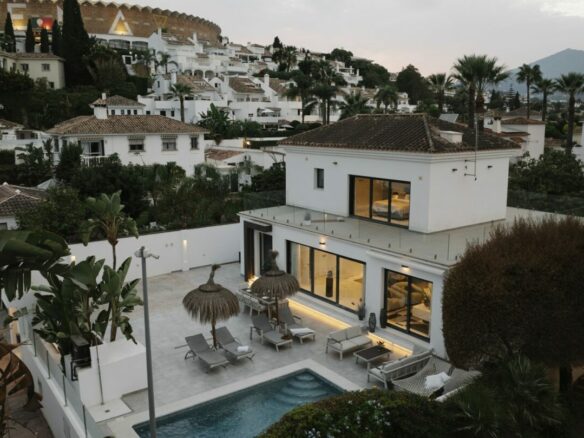 FOR SALE 🏡 Renovated Villa with Heated Pool, Walking Distance to Puerto Banús – Nueva Andalucía, Marbella 🇪🇸
