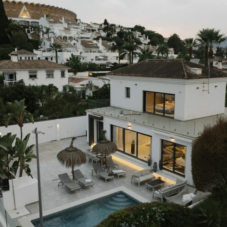 FOR SALE 🏡 Renovated Villa with Heated Pool, Walking Distance to Puerto Banús – Nueva Andalucía, Marbella 🇪🇸