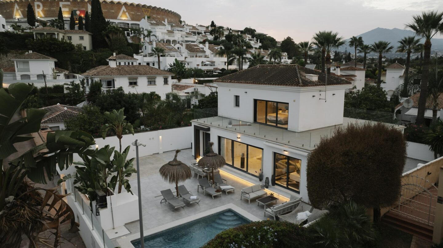 FOR SALE 🏡 Renovated Villa with Heated Pool, Walking Distance to Puerto Banús – Nueva Andalucía, Marbella 🇪🇸