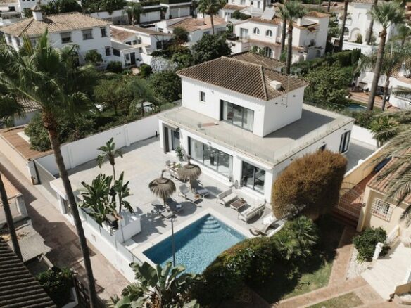 FOR SALE 🏡 Renovated Villa with Heated Pool, Walking Distance to Puerto Banús – Nueva Andalucía, Marbella 🇪🇸