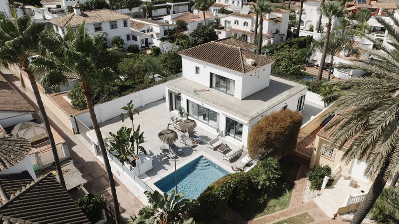 FOR SALE 🏡 Renovated Villa with Heated Pool, Walking Distance to Puerto Banús – Nueva Andalucía, Marbella 🇪🇸