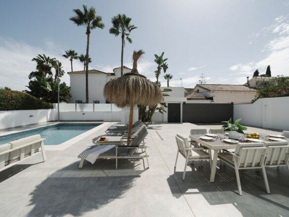 FOR SALE 🏡 Renovated Villa with Heated Pool, Walking Distance to Puerto Banús – Nueva Andalucía, Marbella 🇪🇸