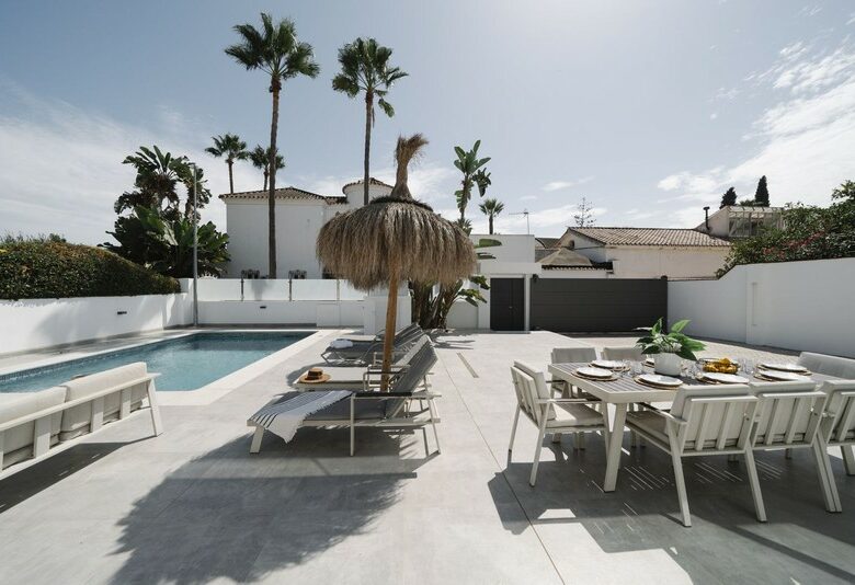 FOR SALE 🏡 Renovated Villa with Heated Pool, Walking Distance to Puerto Banús – Nueva Andalucía, Marbella 🇪🇸