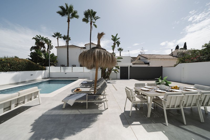 FOR SALE 🏡 Renovated Villa with Heated Pool, Walking Distance to Puerto Banús – Nueva Andalucía, Marbella 🇪🇸