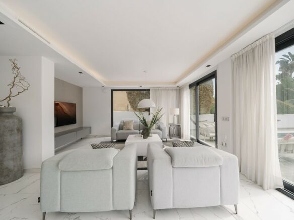 FOR SALE 🏡 Renovated Villa with Heated Pool, Walking Distance to Puerto Banús – Nueva Andalucía, Marbella 🇪🇸
