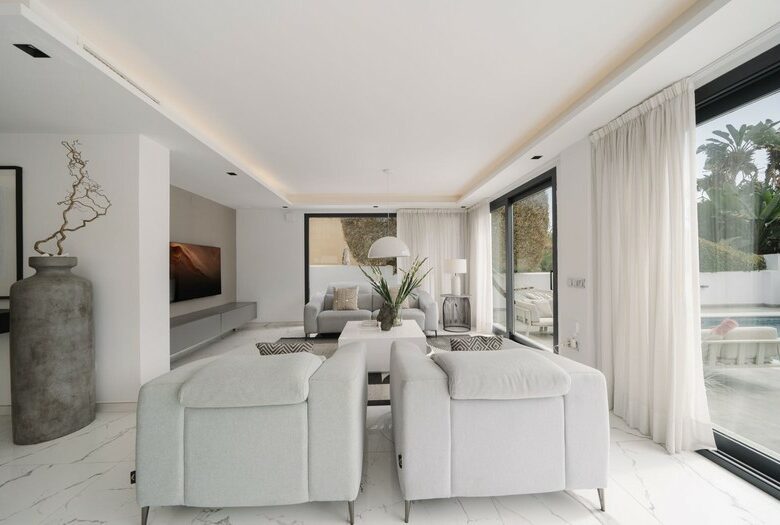 FOR SALE 🏡 Renovated Villa with Heated Pool, Walking Distance to Puerto Banús – Nueva Andalucía, Marbella 🇪🇸