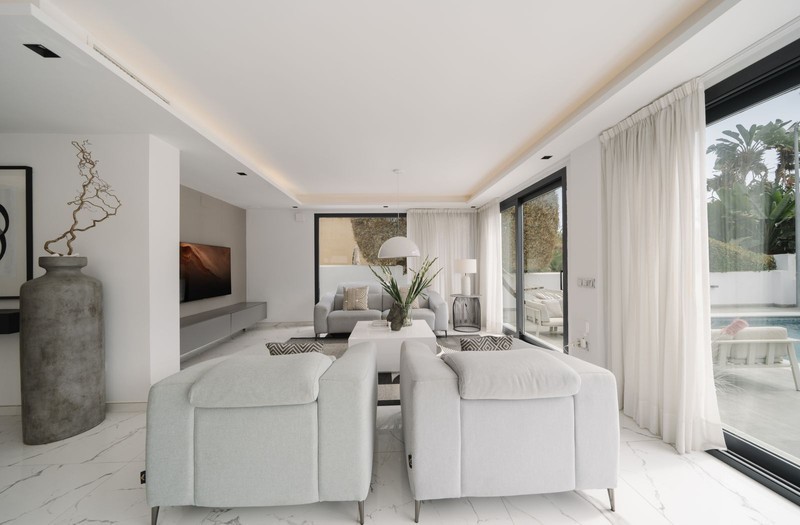 FOR SALE 🏡 Renovated Villa with Heated Pool, Walking Distance to Puerto Banús – Nueva Andalucía, Marbella 🇪🇸