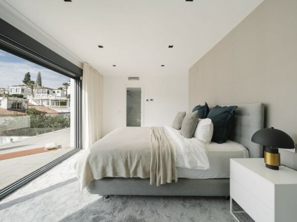 FOR SALE 🏡 Renovated Villa with Heated Pool, Walking Distance to Puerto Banús – Nueva Andalucía, Marbella 🇪🇸